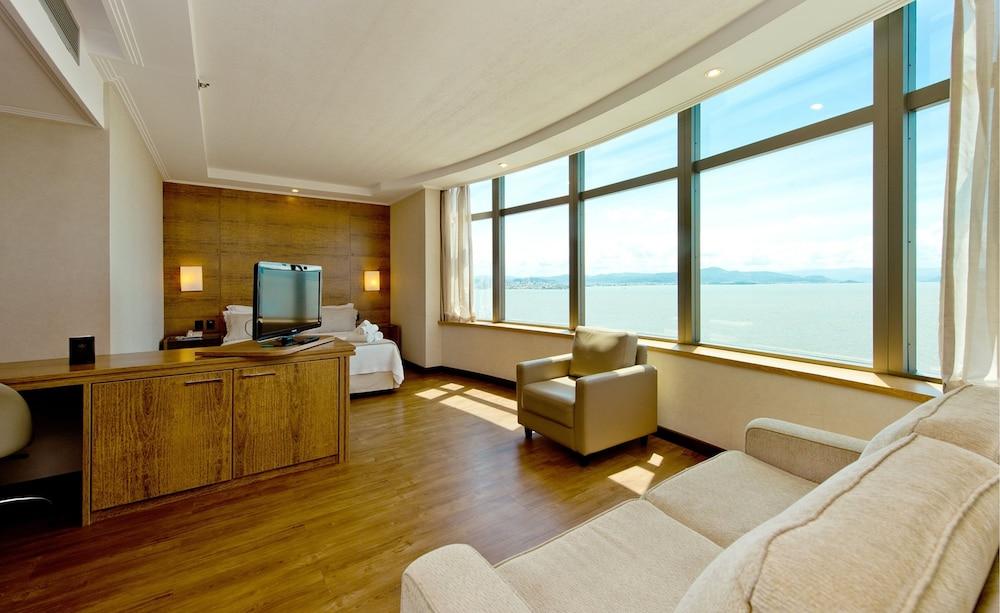 Majestic Palace Hotel Florianópolis Exteriör bild A suite at the hotel
