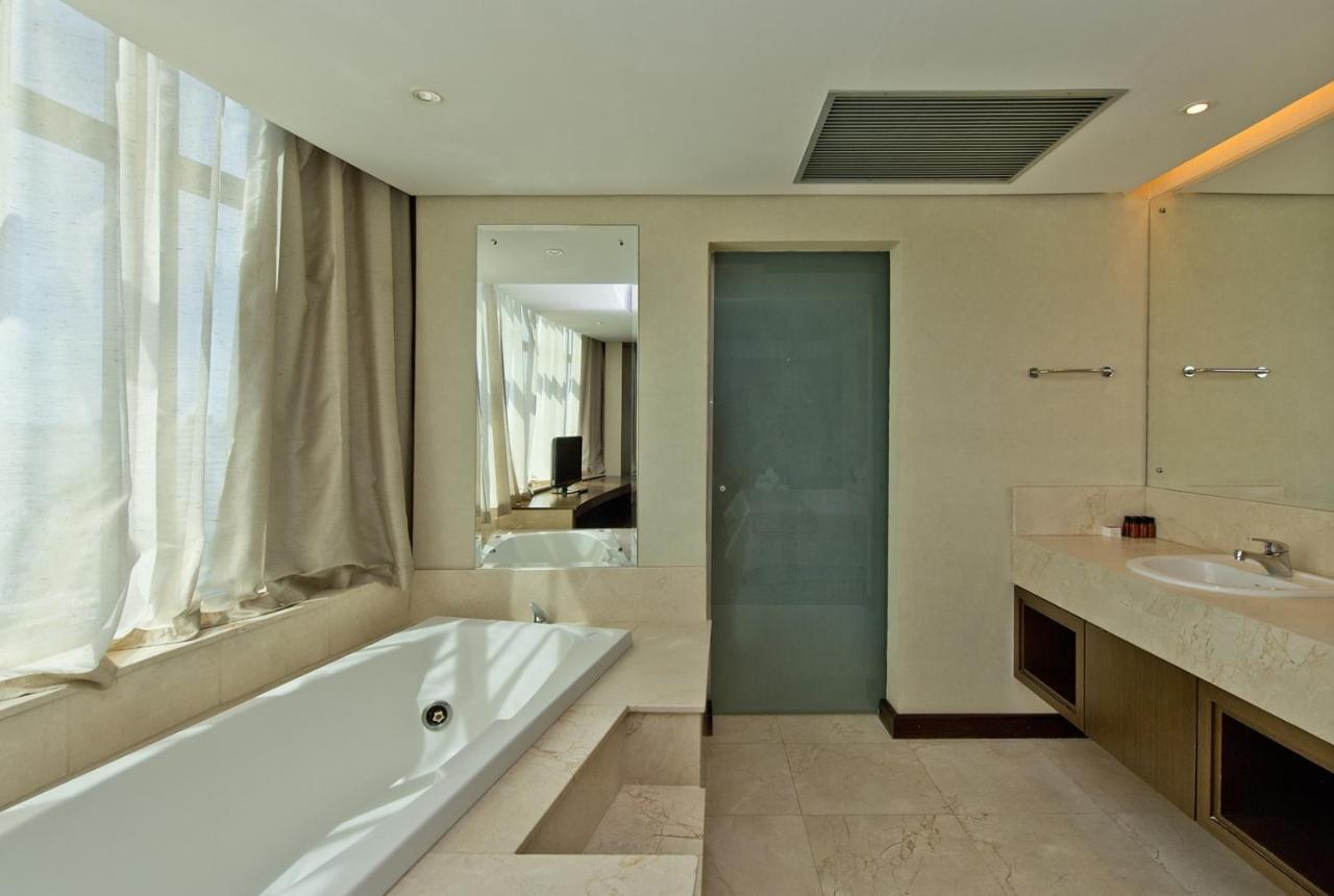 Majestic Palace Hotel Florianópolis Exteriör bild A bathroom with a shower door