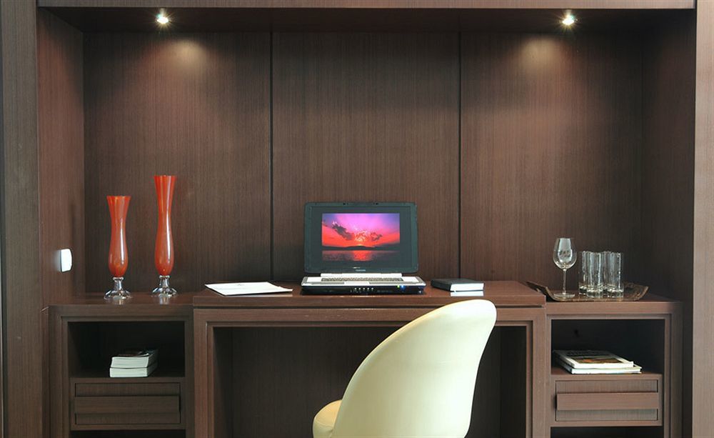 Majestic Palace Hotel Florianópolis Exteriör bild A computer on a desk